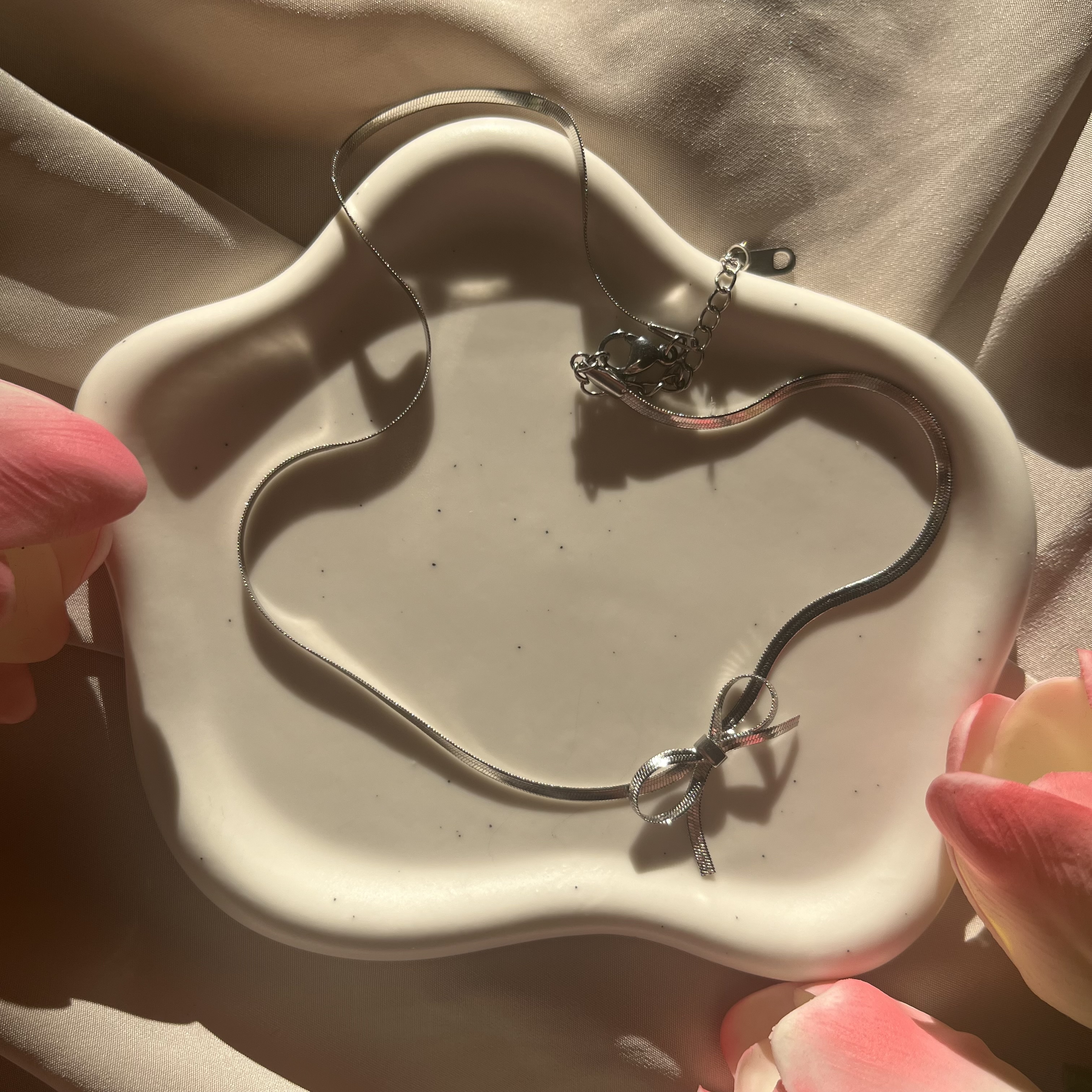 Side Bow choker - stříbrná