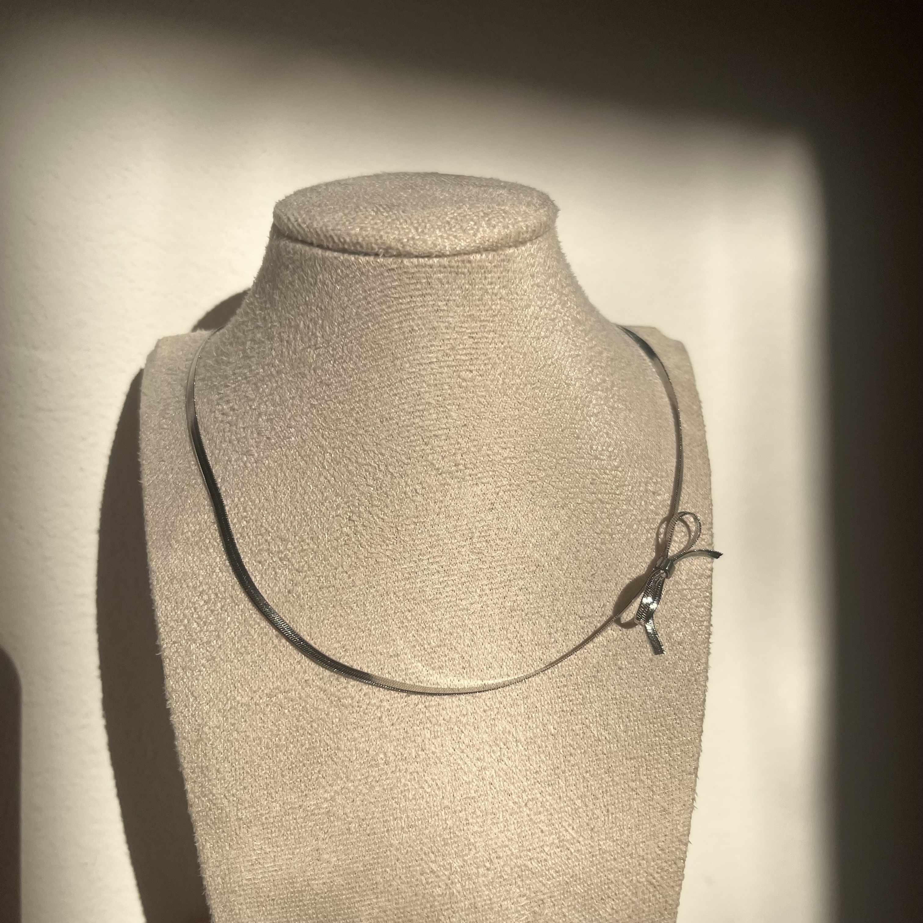 Side Bow choker - stříbrná
